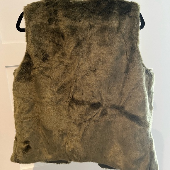 Faux fur green vest - Picture 2 of 3